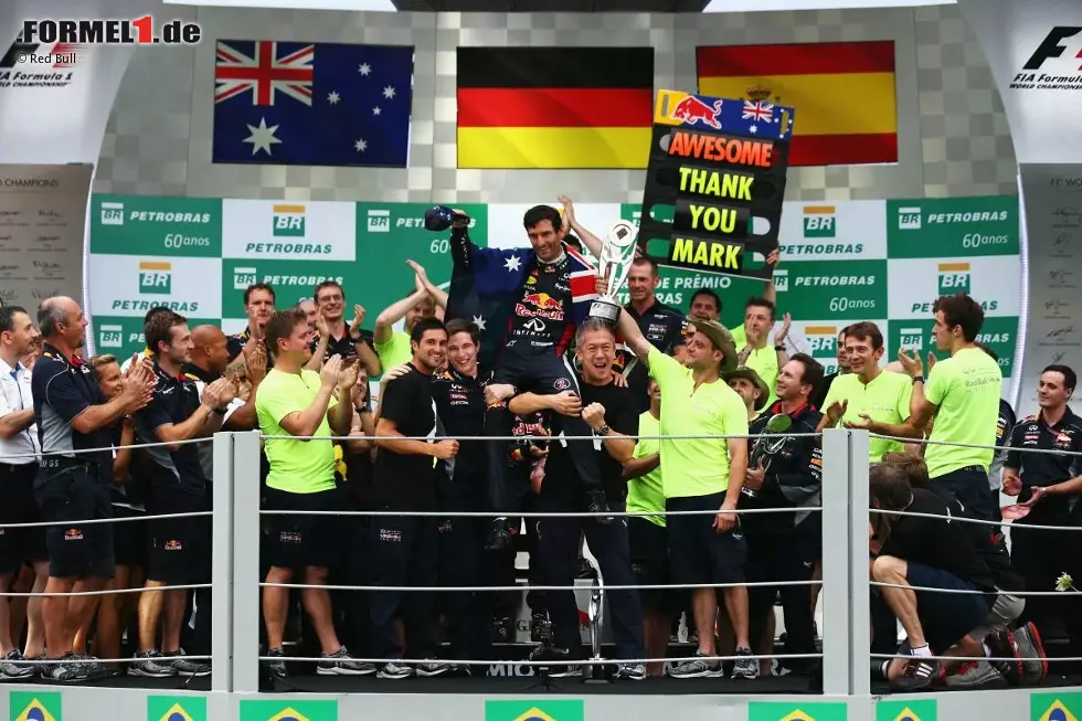 Foto zur News: Dass Mark Webber seine Karriere beenden würde, das steht schon vor dem Rennen in Brasilien 2013 fest. Der Australier beendet die Saison mit drei Podestplätzen in Folge, holt in der Saison aber keinen einzigen Sieg und steht im Schatten von Teamkollege Sebastian Vettel, der in Sao Paulo vor ihm zum neunten Mal in Folge gewinnt.