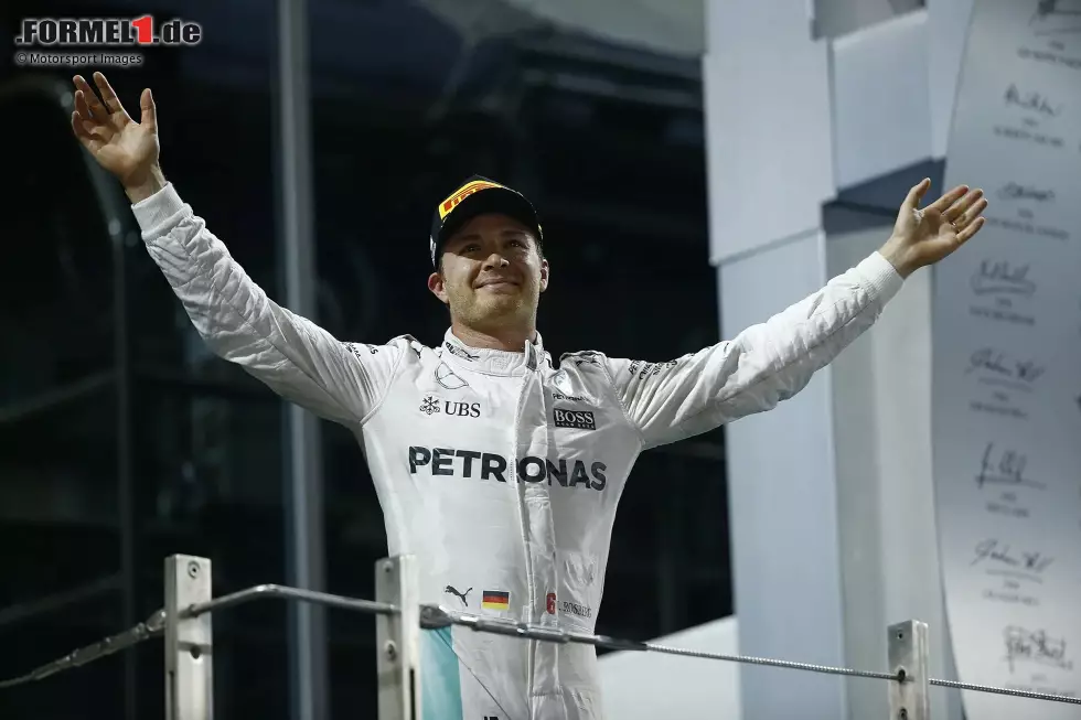 Foto zur News: Keine Tragödie ist es auf jeden Fall bei Nico Rosberg. Der Deutsche dürfte sich noch nie so über einen zweiten Platz gefreut haben wie in Abu Dhabi 2016. Zwar versucht Lewis Hamilton alles, um ihn einzubremsen, doch Rosberg fährt das Podium heim, wird Weltmeister und tritt anschließend überraschend zurück.