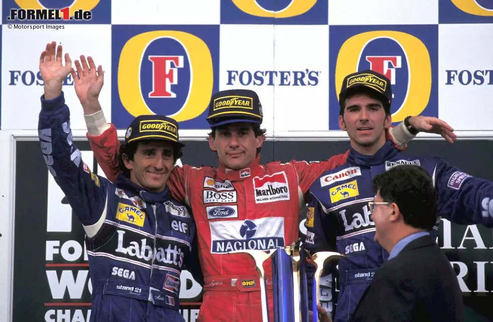 Foto zur News: Versöhnung der alten Rivalen: In Alain Prosts letztem Rennen in Adelaide 1993 lädt Ayrton Senna den Franzosen trotz Platz zwei nach ganz oben ein. Es ist das letzte gemeinsame Podium: Prost hört mit seinem vierten WM-Titel auf und macht bei Williams den Weg für Senna frei, der wenig später bei einem Unfall verstirbt.