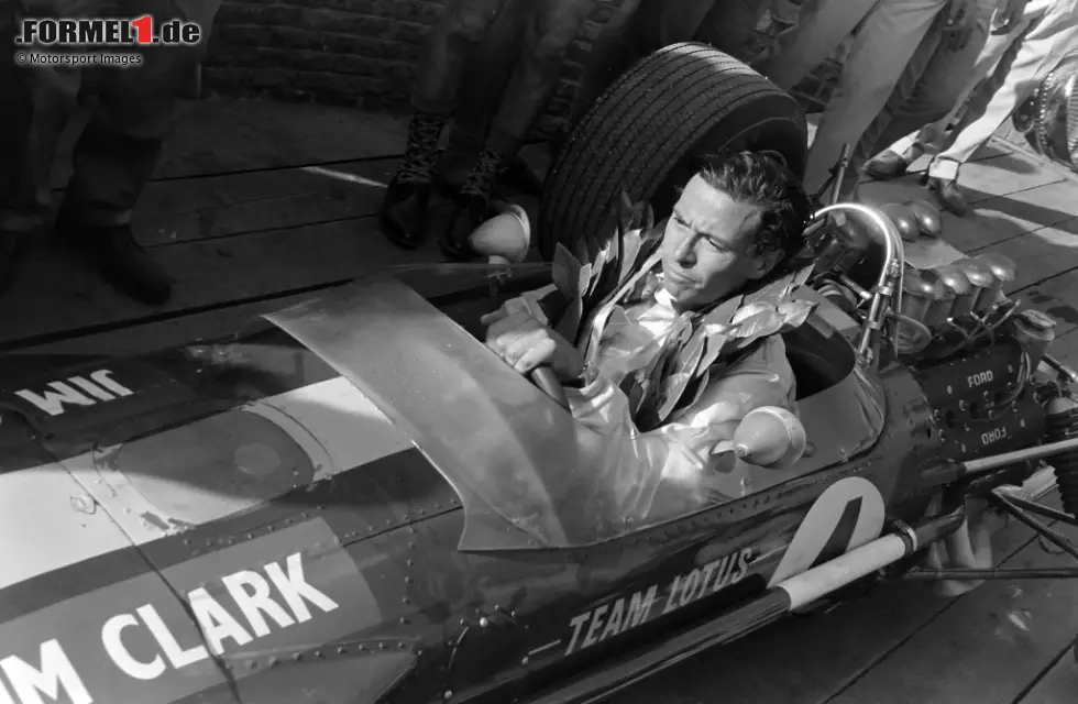 Foto zur News: Er ist der einzige Fahrer, der sein letztes F1-Rennen gewinnt: Lotus-Pilot Jim Clark feiert 1968 in Kyalami einen Saisonauftakt nach Maß. In der Pause bis zum zweiten Saisonlauf nimmt er an einem Formel-2-Rennen in Hockenheim teil, rast aus ungeklärter Ursache gegen einen Baum und stirbt noch am Unfallort.