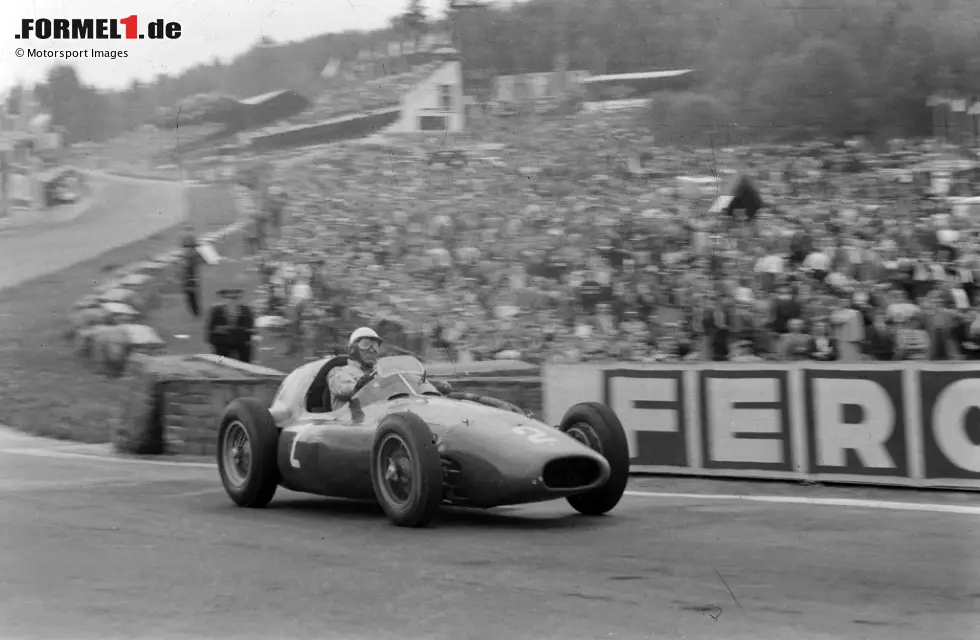 Foto zur News: Der erste F1-Weltmeister der Geschichte, Giuseppe Farina, tritt mitten in der Saison 1955 nach Platz drei in Belgien zurück - zu groß sind die Schmerzen nach einem Unfall und die Bedenken nach dem Tod von Alberto Ascari. Zwar probiert er es in Monza noch einmal, tritt dort nach einem Trainingsunfall aber nicht mehr an.