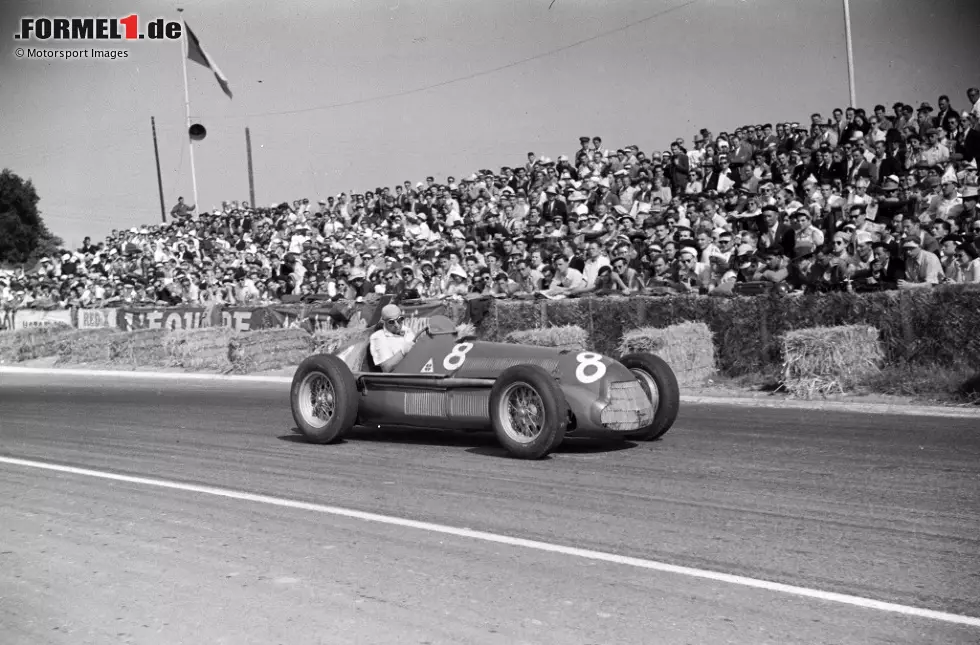 Foto zur News: Wenn wir gesagt haben, dass Clark als einziger sein letztes Rennen gewonnen hat, war das falsch: Auch Luigi Fagioli siegt 1951 in Reims, allerdings muss er zuvor sein Auto an Juan Manuel Fangio abgeben, der ins Ziel fährt und sich den Sieg teilt. Fagioli ist sauer und beendet seine F1-Karriere. Ein Jahr später stirbt er in Monaco.