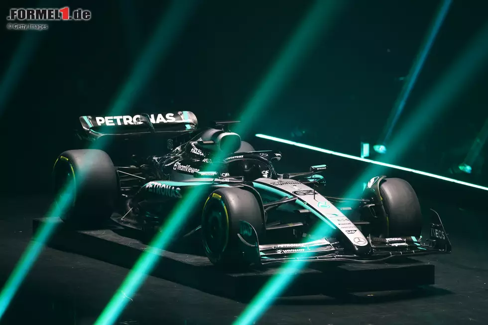 Foto zur News: 42 Punkte: Mercedes - Silber und Schwarz, dazu das Türkis von Petronas, und fertig ist das Farbdesign der Sternmarke. Auch schon ein Klassiker. Das ergibt den vierten Platz.