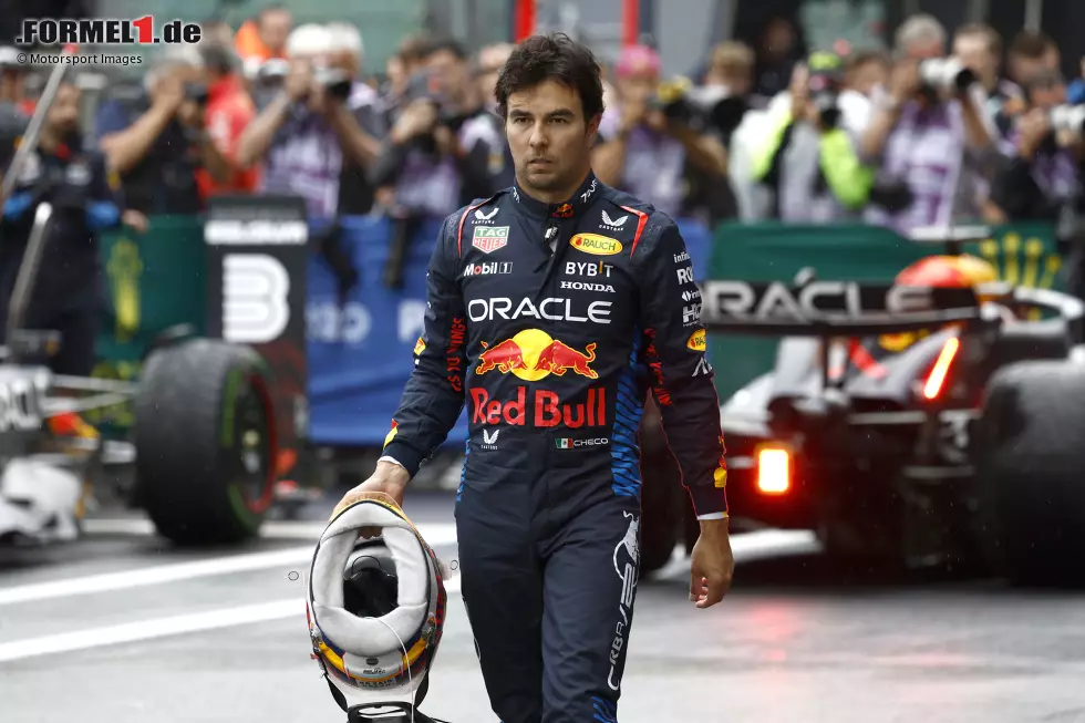 Foto zur News: Sergio Perez: Am Ende der Saison 2024 bezahlt Red Bull dem Mexikaner eine Millionsumme, damit er seinen Vertrag bis einschließlich 2026 nicht erfüllt, sondern das Cockpit schon 2025 räumt. Der Grund: Perez hat in der Saison nur P8 in der Fahrer-WM belegt, obwohl Teamkollege Max Verstappen Weltmeister wurde.