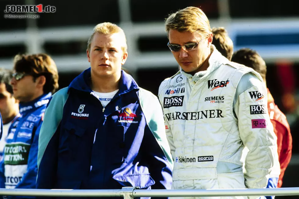 Foto zur News: Kimi Räikkönen: Der Sauber-Fahrer (links im Bild) ist die Entdeckung der Saison 2001, also empfiehlt ihn sein finnischer Landsmann Mika Häkkinen (rechts im Bild) als seinen Nachfolger bei McLaren. Teamchef Ron Dennis nimmt den Rat an und eist Räikkönen von Sauber los für 2002.