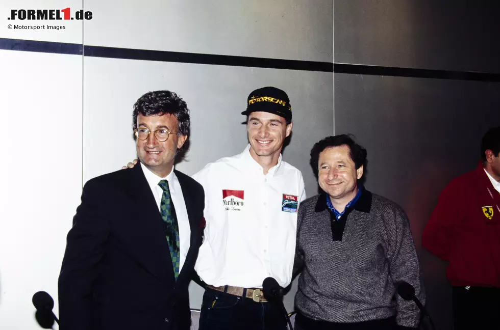 Foto zur News: Eddie Irvine: Bei Jordan hat er 1995 gerade einen neuen Zweijahresvertrag unterschrieben, da winkt ein Ferrari-Cockpit. Teamchef Jean Todt (rechts im Bild) löst Irvine bei Eddie Jordan (links im Bild) ab und holt Irvine für 1996 als Teamkollege von Michael Schumacher zu Ferrari.