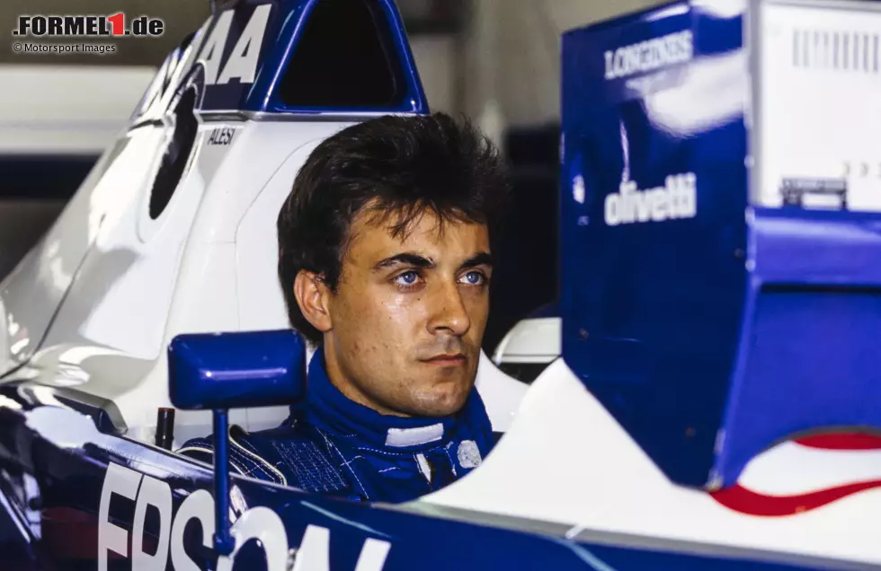 Foto zur News: Jean Alesi: Der Franzose im Tyrrell hinterlässt 1990 einen exzellenten Eindruck, sodass ihn Williams für 1991 unter Vertrag nimmt. Die Bekanntgabe verzögert sich jedoch, weil Williams insgeheim auf Ayrton Senna hofft. Das stört Alesi und er wechselt zu Ferrari, das ihn aus seinem Williams-Vertrag herauskauft. Und Senna bleibt bei McLaren.