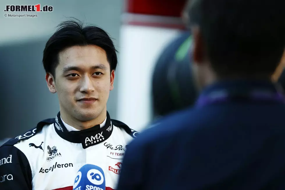 Foto zur News: Guanyu Zhou (2022): Der Chinese feiert gleich in seinem ersten Rennen Punkte für das damals Alfa Romeo genannte Team. In seinen drei Jahren bleibt er allerdings meist im Schatten seines erfahrenen Teamkollegen Valtteri Bottas. Nur sieben Mal kommt er in die Punkte, sodass für ihn nach der Saison 2024 Schluss ist.