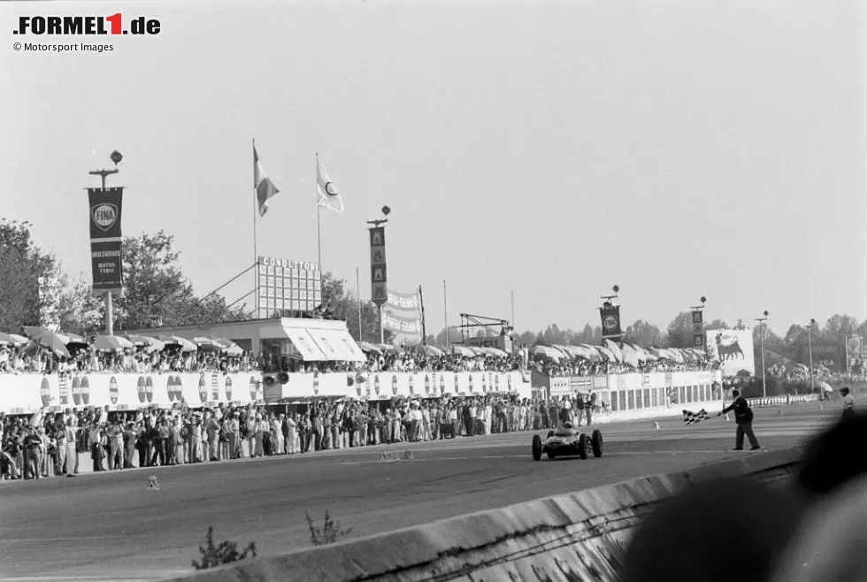 Foto zur News: Das Rennen 1961 wird dann zur Tragödie: Beim letzten Rennen auf dem Monza-Oval verunglückt der WM-Führende Wolfgang von Trips tödlich und reißt 15 Zuschauer mit in den Tod. Hill gewinnt seinen erst dritten GP, übernimmt die WM-Führung und steht nach dem Unfall von Trips&#039; vorzeitig als Weltmeister fest.