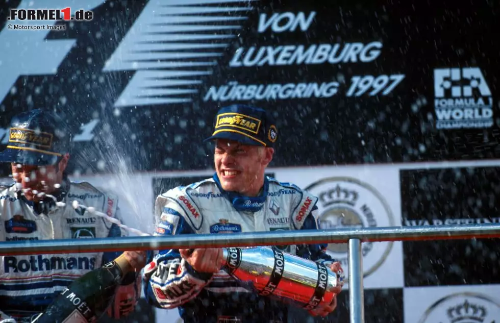 Foto zur News: Nur ein Jahr später gewinnt der Kanadier bereits zum letzten Mal. Wieder ist der Nürburgring Schauplatz, aber diesmal als drittletztes Rennen unter dem Banner GP von Luxemburg. Der Sieg ist für den Kanadier immens wichtig: Er distanziert Schumacher, der in Japan aber zurückschlägt. Nach dem Rammstoß in Jerez wird Villeneuve Weltmeister.