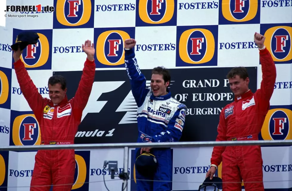 Foto zur News: Jacques Villeneuve gewinnt zwar unterschiedliche Grands Prix, allerdings auf derselben Strecke. Als er 1996 beim Großen Preis von Europa auf dem Nürburgring triumphiert, hat der Williams-Pilot gerade einmal vier Rennen absolviert. Ein Erfolg beim Debüt in Australien war ihm damals aufgrund von Technikpech durch die Lappen gegangen.