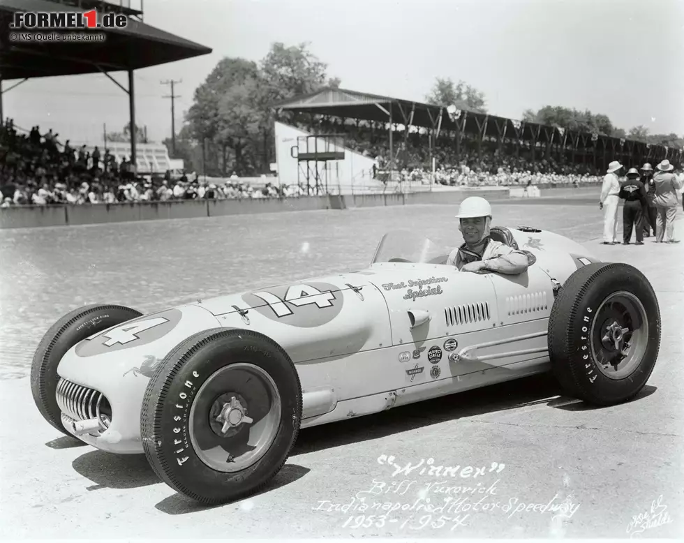 Foto zur News: Vukovich gewinnt 1953 und 1954 auf dem Brickyard und damit offiziell sein erstes und letztes Rennen auf der gleichen Strecke. Auf dem Weg zu seinem dritten Indy-500-Sieg in Folge (was bis heute niemand geschafft hat) verunfallt der 36-Jährige jedoch ein Jahr später und stirbt noch vor Ort an seinen Verletzungen.