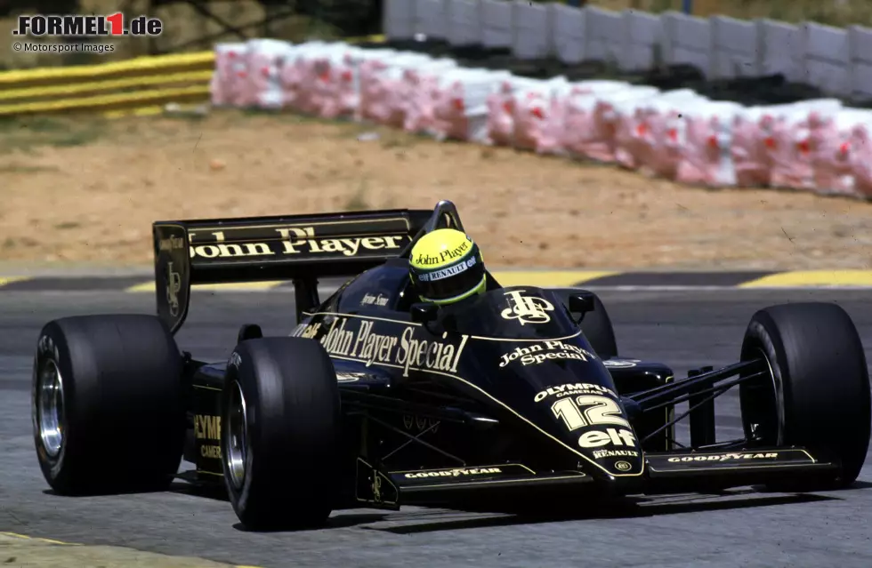 Foto zur News: Schwarz/Gold in Kombination mit einem gelben Helm: Diese legendäre Farbkombination mit Ayrton Senna im Lotus prägt die Formel 1 der 80er Jahre. Von Emerson Fittipaldi über Ronnie Peterson, Mario Andretti, Nigel Mansell und Elio de Angelis bis hin zu Senna fuhren klangvolle Namen in den Farben der Zigarettenmarke John Player Special.