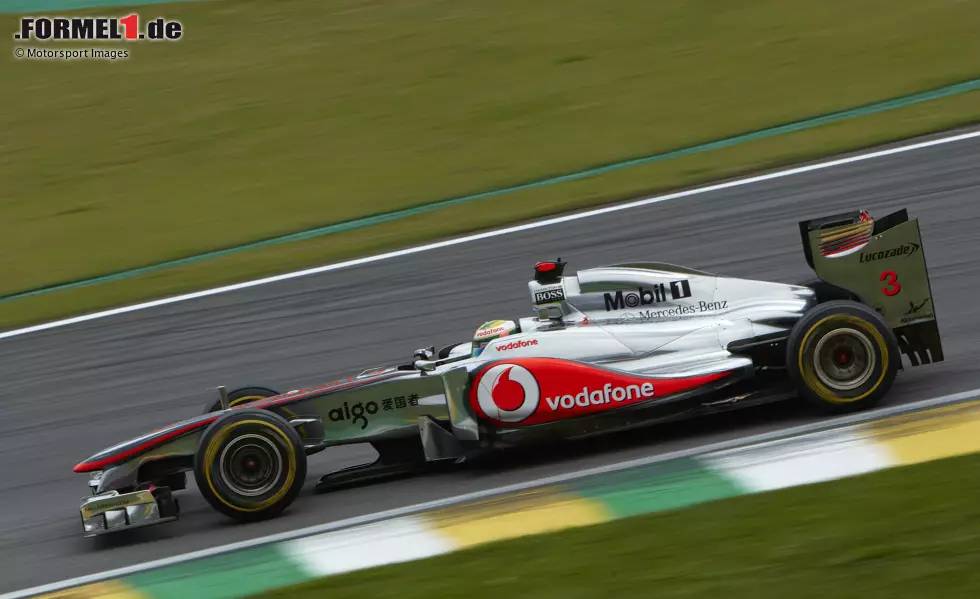 Foto zur News: Die Vodafone-Ära bei McLaren (2007-2013) ist durch ein futuristisches Rot-Silber-Design geprägt, das für moderne Eleganz und technologische Innovation steht. Fahrer wie Lewis Hamilton und Jenson Button steuern diese Autos zu einigen Siegen. 2008 gewinnt Hamilton damit seinen ersten Weltmeistertitel.