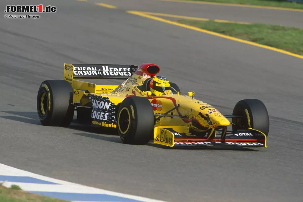 Foto zur News: In der Formel-1-Saison 1996 wirb die Zigarettenmarke Benson &amp; Hedges erstmals auf den Boliden des Jordan-Teams. Nach einem Jahr in Gold wird das Gelb samt Schlange, Hornisse und Hai zum Synonym für diese Verbindung. 1998 holt Damon Hill den ersten Sieg für Jordan. Ein Jahr später gewinnt Heinz-Harald Frentzen beinahe die WM.