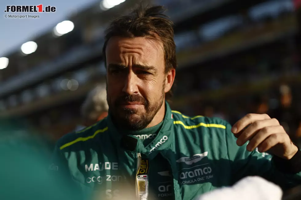 Foto zur News: Fernando Alonso (Aston Martin): 8 Punkte - Gefährliche Fahrweise in Australien (3), Kollision in China (3) und Kollision in Österreich (2)