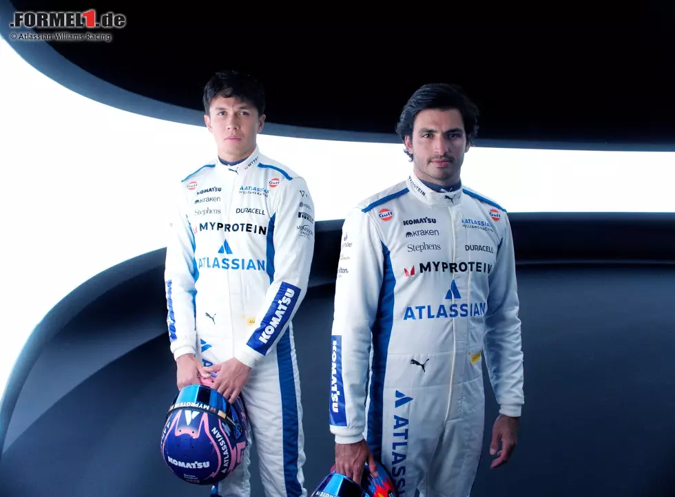 Foto zur News: ... Williams gleich schon den neuen Look der Fahreroveralls mit Atlassian-Sponsoring. Hier posieren Albon und Sainz in ihrer Kluft für 2025. Das Auto hingegen ...