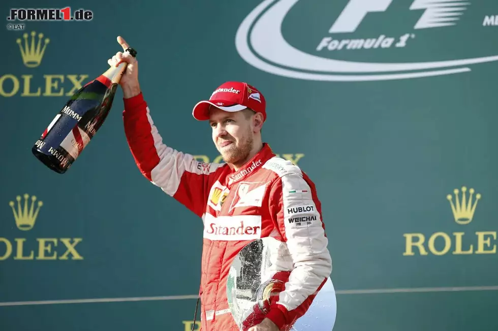 Foto zur News: Sebastian Vettel (P3, Australien 2015): Der Deutsche selbst ist der bislang letzte Ferrari-Pilot, der gleich beim Debüt auf dem Podium steht. 2015 in Australien wird er Dritter hinter den Mercedes-Piloten Lewis Hamilton und Nico Rosberg. Wird mit Ferrari später zweimal Vizeweltmeister, erfüllt sich den Traum vom Titel in Rot aber nie.