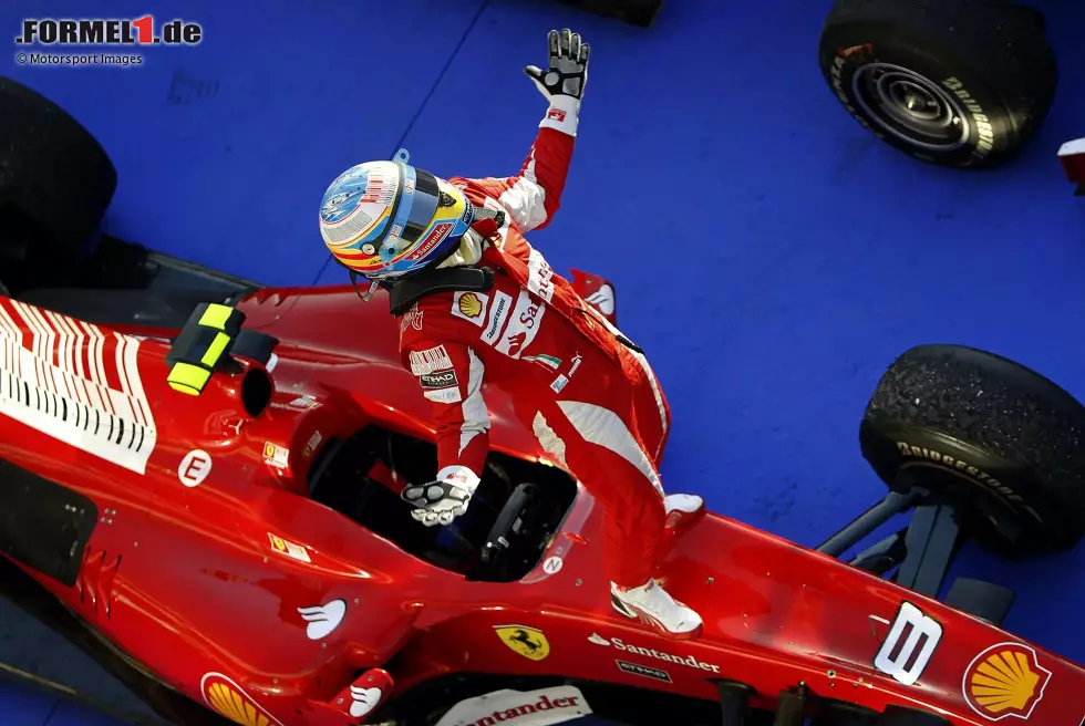 Foto zur News: Fernando Alonso (P1, Bahrain 2010): Der zweimalige Weltmeister macht es noch etwas besser als Vettel und gewinnt als bislang letzter Fahrer bei seinem Ferrari-Debüt sogar. Auch er wird später aber &quot;nur&quot; dreimal Vizeweltmeister und scheitert an der Aufgabe, den WM-Titel zurück nach Maranello zu holen.