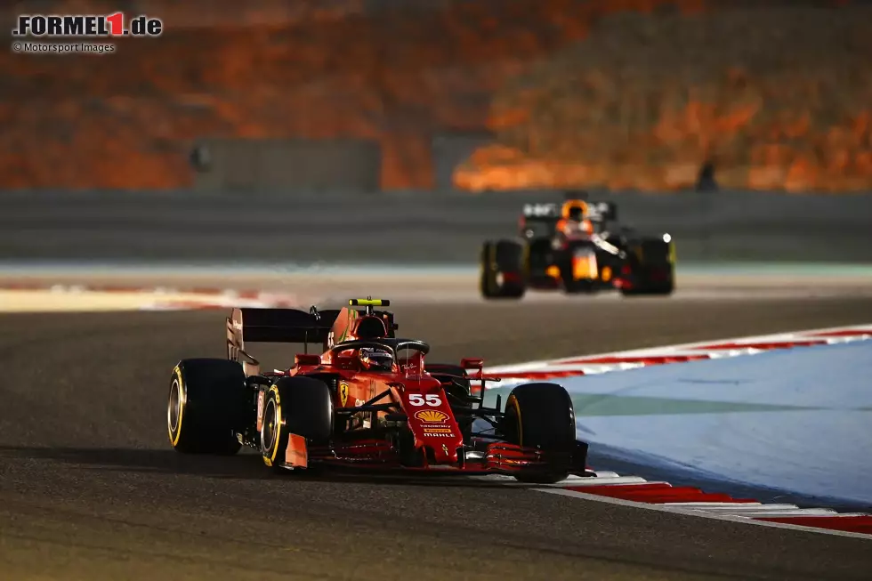 Foto zur News: Carlos Sainz (P8, Bahrain 2021): Der Spanier selbst kommt 2021 in einer Phase nach Maranello, als die Scuderia sich in einer Krise befindet. Mehr als P8 ist daher beim Debüt in Sachir nicht drin. Gewinnt später bis zu seinem Ferrari-Abschied Ende 2024 immerhin vier Rennen mit den Italienern.