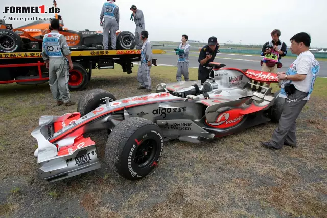 Foto zur News: China 2007: Gleich in seiner Rookiesaison hat der Brite die Chance, den WM-Titel zu gewinnen. Zwei Rennen vor Schluss liegt der McLaren-Pilot bereits zwölf Punkte vor Teamkollege Fernando Alonso und sogar 17 Zähler vor Kimi Räikkönen. Beim vorletzten Rennen in China kann er damit bereits Weltmeister werden, doch ...