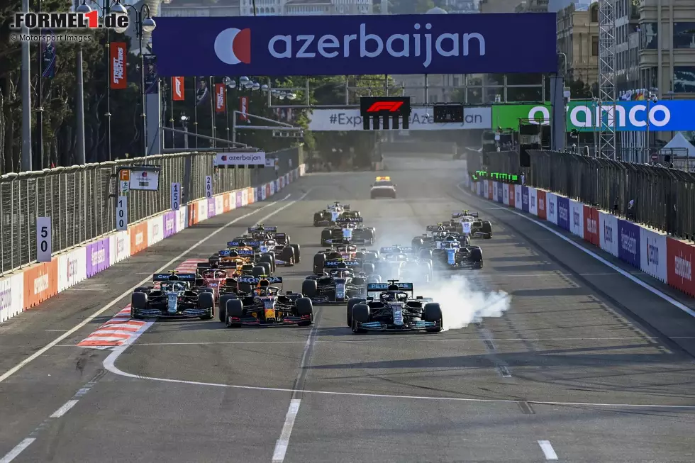 Foto zur News: Aserbaidschan 2021: Die Saison 2021 steht ganz im Zeichen des WM-Duells zwischen Hamilton und Max Verstappen. Beim Rennen in Baku fliegt der Niederländer kurz vor Schluss mit einem Reifenschaden ab und das Rennen muss unterbrochen werden. Beim anschließenden Neustart fährt Hamilton von P2 los, ...