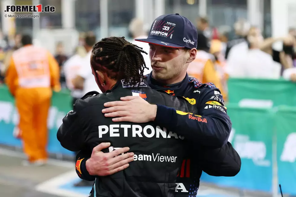 Foto zur News: ... während Hamilton draußen bleibt. Unter kontroversen Umständen wird das Rennen in der letzten Runde noch einmal freigegeben und Hamilton verliert den Sieg und damit den Titel noch an Verstappen. Er und Mercedes fühlen sich betrogen und Rennleiter Michael Masi wird später von der FIA vor die Tür gesetzt. Das Ergebnis hat jedoch Bestand.