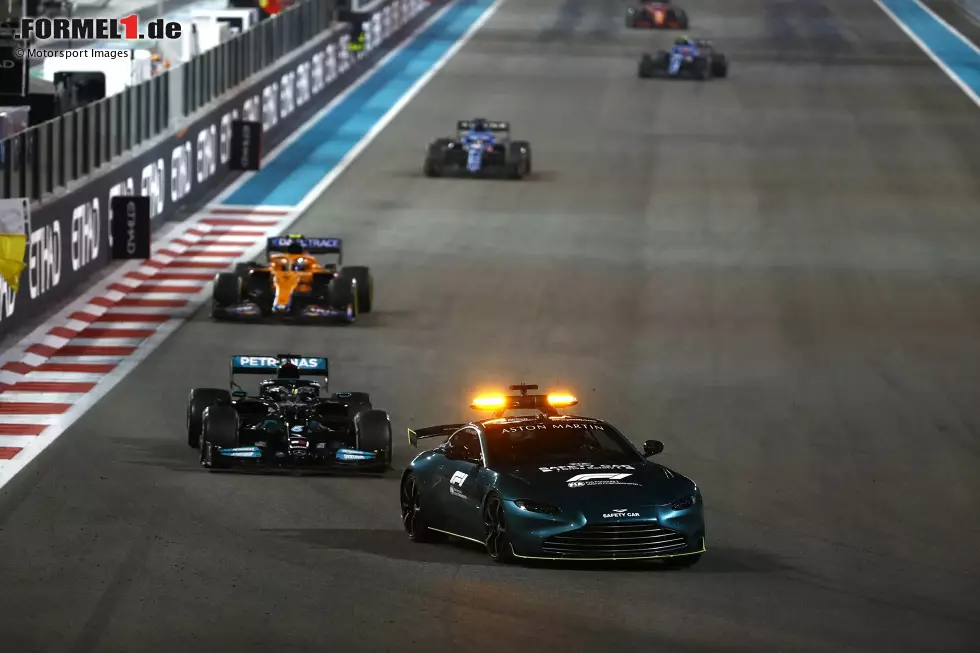 Foto zur News: Abu Dhabi 2021: Der wohl größte Rückschlag seiner Karriere wartet da aber noch auf Hamilton. Der kommt erst beim Saisonfinale in Abu Dhabi, in das er und Verstappen punktgleich gehen. Der Brite führt das Rennen souverän an, als kurz vor Schluss das Safety-Car auf die Strecke kommt. Verstappen wechselt noch einmal die Reifen, ...