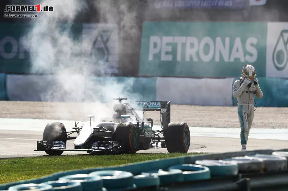 Foto zur News: Malaysia 2016: Wenige Monate später erlebt Hamilton einen noch größeren Rückschlag, als er in Malaysia in Führung liegend ausscheidet. Ein Motorschaden sorgt dafür, dass Hamilton die Zielflagge nicht sieht - und dadurch am Ende des Jahres den Titel verpasst. Nach dem Finale in Abu Dhabi fehlen lediglich fünf Zähler auf Rosberg.