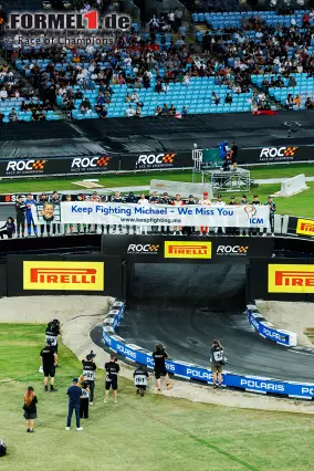 Foto zur News: Emotionen pur beim Race of Champions 2025: Im Accor Stadium in Sydney entrollten die 20 Teilnehmer ein Banner mit einem Gruß an Michael Schumacher: "Keep Fighting Michael - We Miss You" ("Kämpf weiter, Michael - Wir vermissen dich").