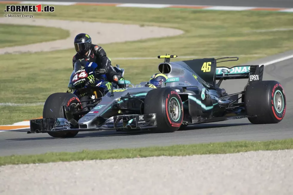 Foto zur News: Im Dezember 2019 sitzt Rossi dann doch noch einmal in einem Formel-1-Auto. Im Rahmen eines PR-Events tauscht er mit Lewis Hamilton und fährt dessen Mercedes-AMG W08, Titelauto von 2017.