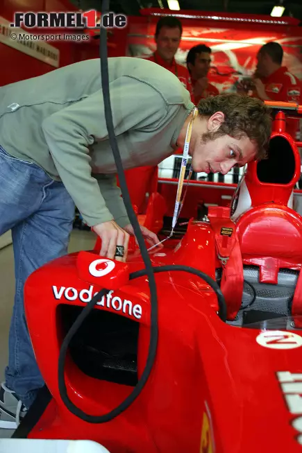 Foto zur News: Zweirad-Star Valentino Rossi zeigt schon immer ein reges Interesse an der Formel 1. 2004 besucht er den Saisonauftakt in Melbourne/Australien auf Einladung von Ferrari.