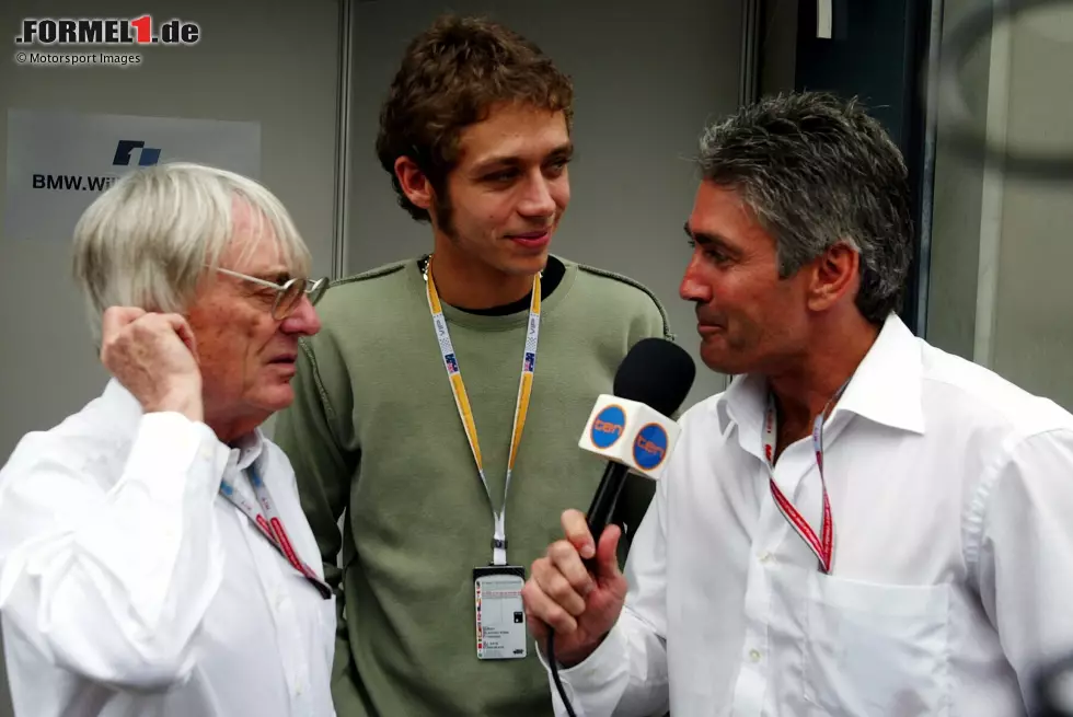 Foto zur News: Auch für ein Pläuschchen mit Formel-1-Zampano Bernie Ecclestone (links) und TV-Kommentator Mick Doohan (rechts), selbst Motorrad-Weltmeister, ist Zeit.