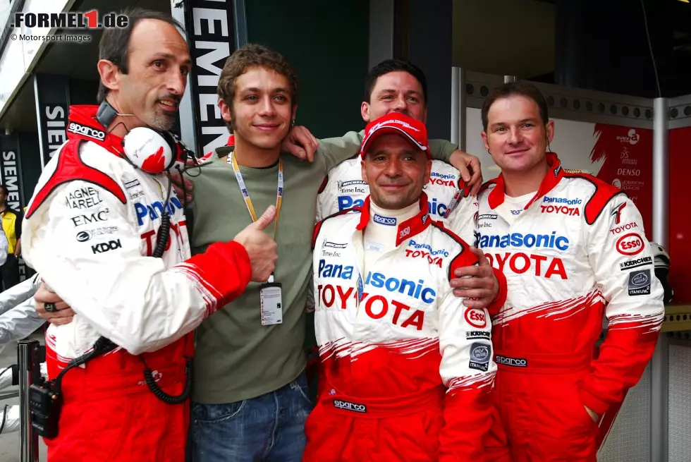 Foto zur News: Rossis Anwesenheit - hier mit dem Toyota-Team - sorgt für großes Medieninteresse und befeuert Spekulationen, dass Ferrari ihn als möglichen zukünftigen Fahrer in Betracht ziehen könnte.