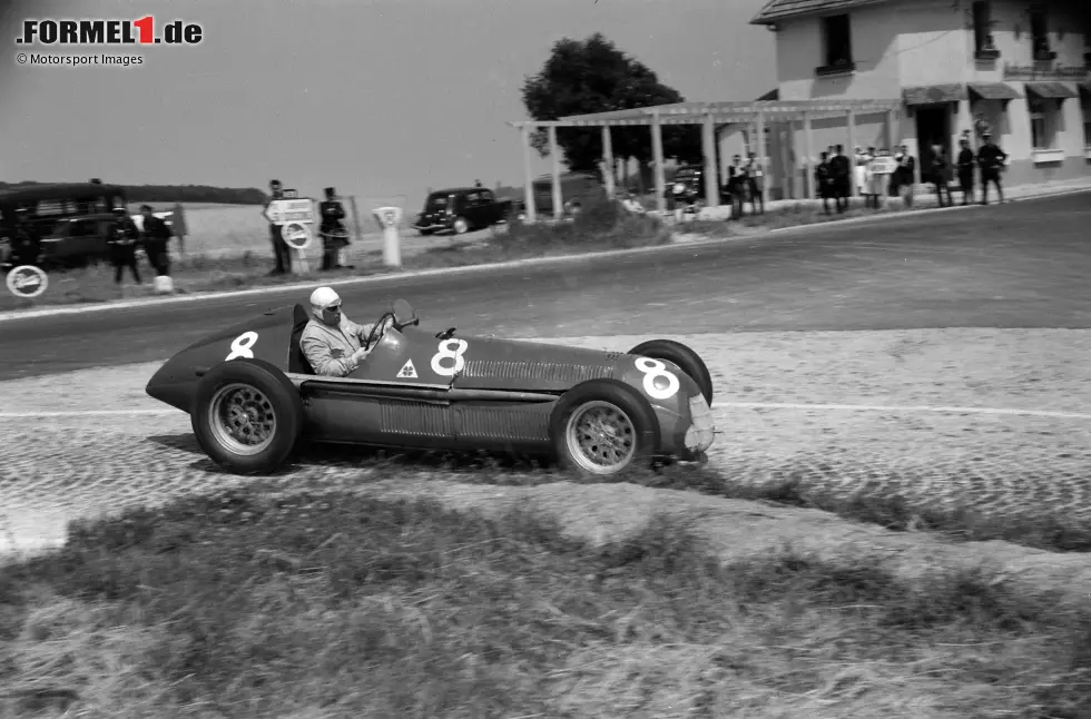 Foto zur News: Luigi Fagioli (Alfa Romeo 159) gewinnt 1951 den Grand Prix von Frankreich. Er ist 53 Jahre und 22 Tage alt.