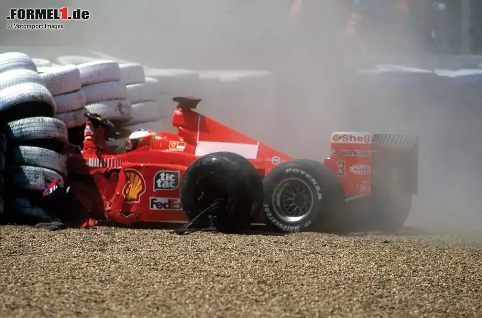 Foto zur News: Zwei Jahre später landet Irvine als Vizeweltmeister hinter Mika Häkkinen in der WM noch einmal vor Schumacher. Auch hier ist das Bild allerdings verzerrt, denn &quot;Schumi&quot; bricht sich in Silverstone das Bein und verpasst danach verletzt sechs Rennen. Vor dem Großbritannien-GP lag er in der Weltmeisterschaft vor Irvine.