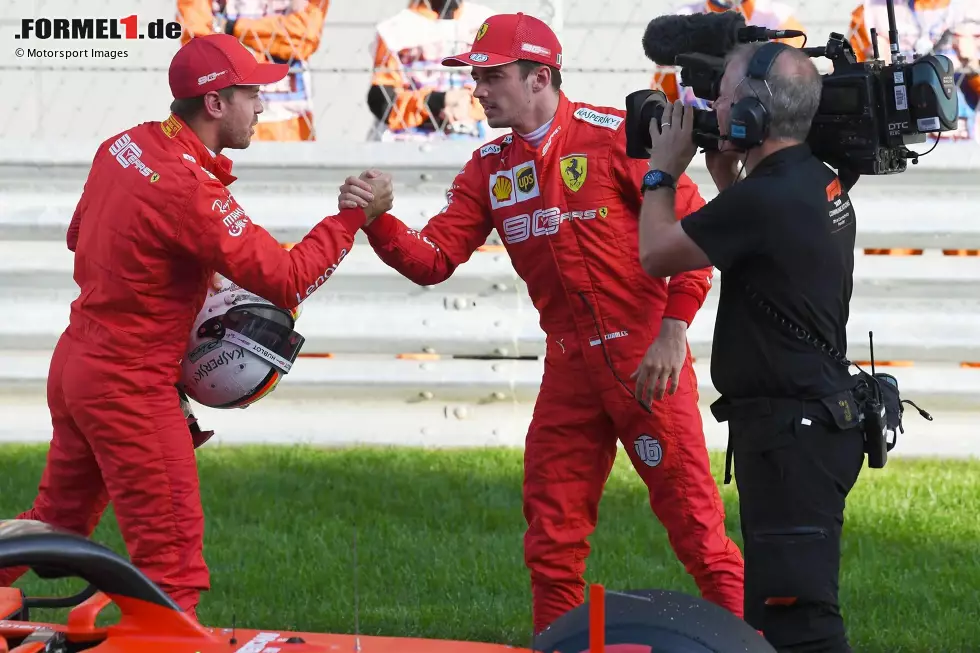 Foto zur News: Charles Leclerc (Sebastian Vettel): Zwei Saisons fährt der Monegasse an der Seite von Sebastian Vettel - und hat 2019 und 2020 beide Male die Nase vorne. Anschließend verlässt der viermalige Red-Bull-Weltmeister das Team, ohne sich seinen Traum vom Titel in Rot erfüllt zu haben. Dem läuft allerdings auch Leclerc bis heute hinterher.