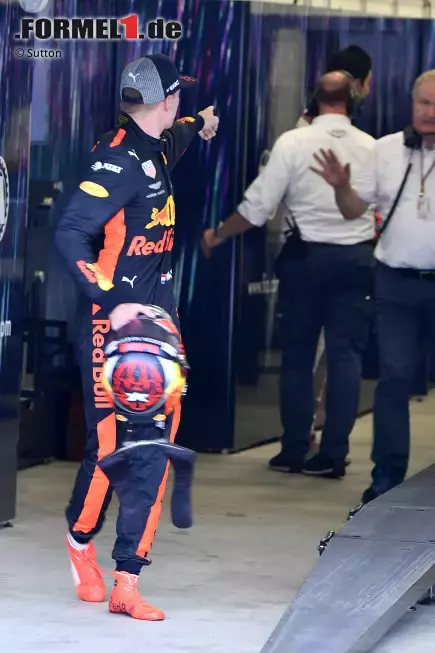 Foto zur News: ... macht sich Verstappen, immer noch wütend, auf den Weg in Richtung FIA-Pressekonferenz. Wo er Ocon (verbal) erneut eine mitgibt: &quot;Er ist ein Idiot. Mir fehlen dafür die Worte.&quot;