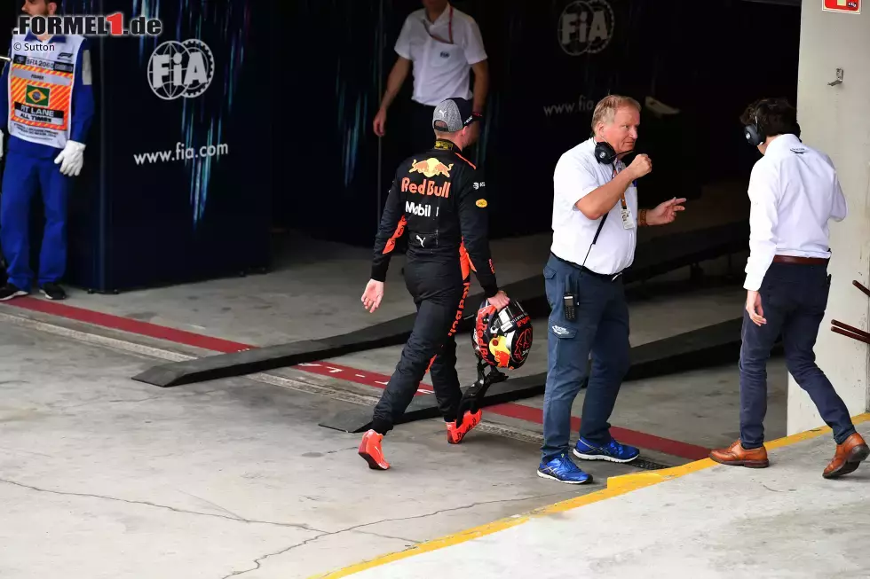 Foto zur News: ... aber das empfindet Verstappen genauso: Vor Wut zerfressen trabt er entschlossenen Schrittes an FIA-Mann Jo Bauer vorbei ...