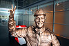 Foto zur News: McLaren ehrt Niki Lauda mit Bronzestatue in der Teamfabrik