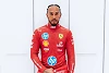 Foto zur News: Premiere: Lewis Hamilton erstmals im Ferrari-Rennanzug