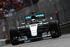 Foto zur News: Mercedes: Lewis Hamilton jubelt, Nico Rosberg genervt