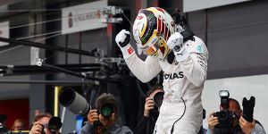 Foto zur News: Hamilton am (Track-)Limit: Silverstone-Pole in letzter