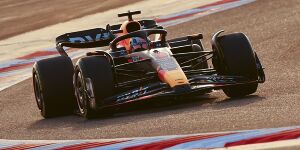 Foto zur News: F1-Tests Bahrain: Max Verstappen fährt Konkurrenz auf und
