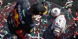 Foto zur News: Norris schrottet Verstappen-Pokal: Hersteller baut Trophäe