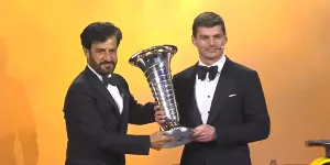 Foto zur News: FIA-Gala in Baku: Jetzt hat Max Verstappen seinen WM-Pokal!