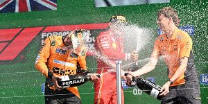 Foto zur News: Wie die Champagner-Dusche zur Tradition auf dem F1-Podium