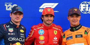 Foto zur News: Verstappen und Norris geschlagen: Carlos Sainz holt Pole in