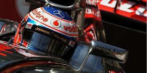 Foto zur News: Regen am Donnerstag: Button vor Grosjean