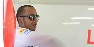 Foto zur News: Hamilton läuft mit der Olympischen Fackel